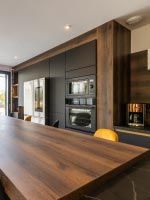 Vue de la table en bois de la cuisine