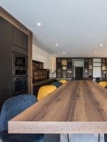 Vue de la table de cuisine de la location en corse du sud