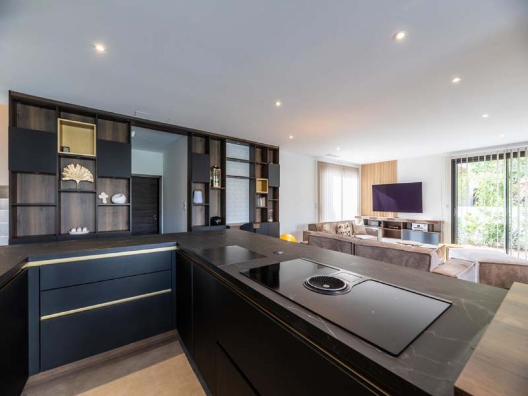 Vue large de la cuisine coté salon de la villa corse en location