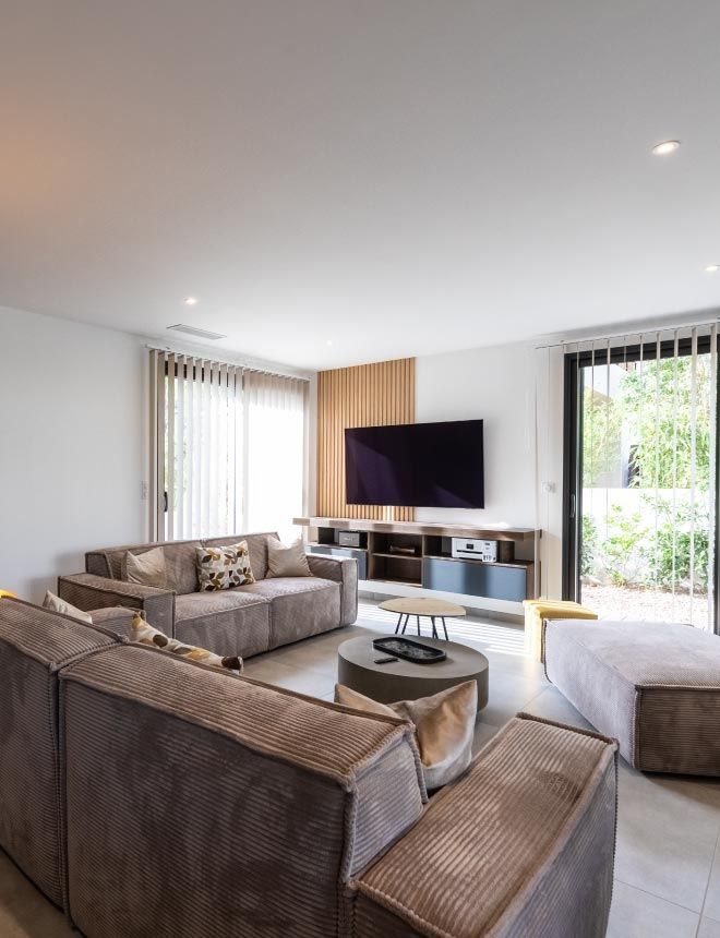 Vue de la table placé dans la cuisine moderne de la villa en corse