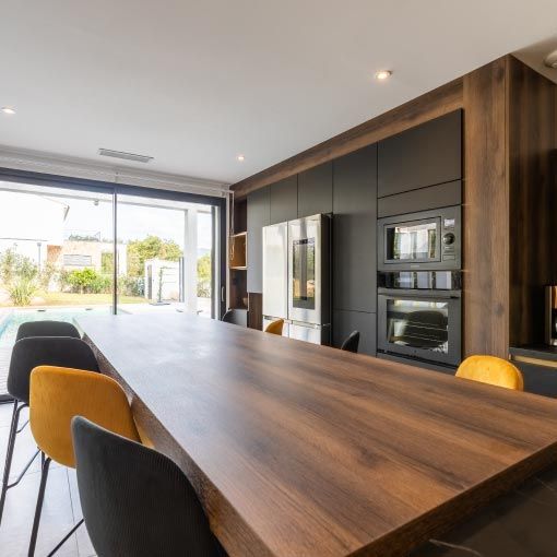 Vue de la table placé dans la cuisine moderne de la villa en corse