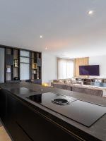 Vue large de la cuisine de la villa en location en corse du sud