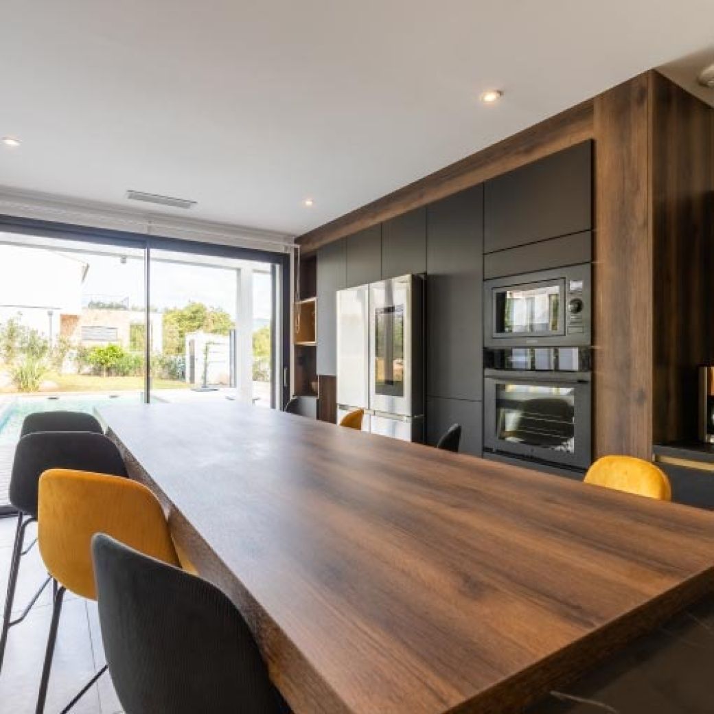 Vue de la table de la cuisine de la villa