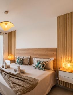 Vue de la tête de lit d'une des chambre de la villa en corse