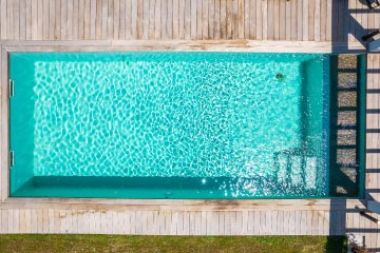 Vue zoomer de la piscine en vue aérienne