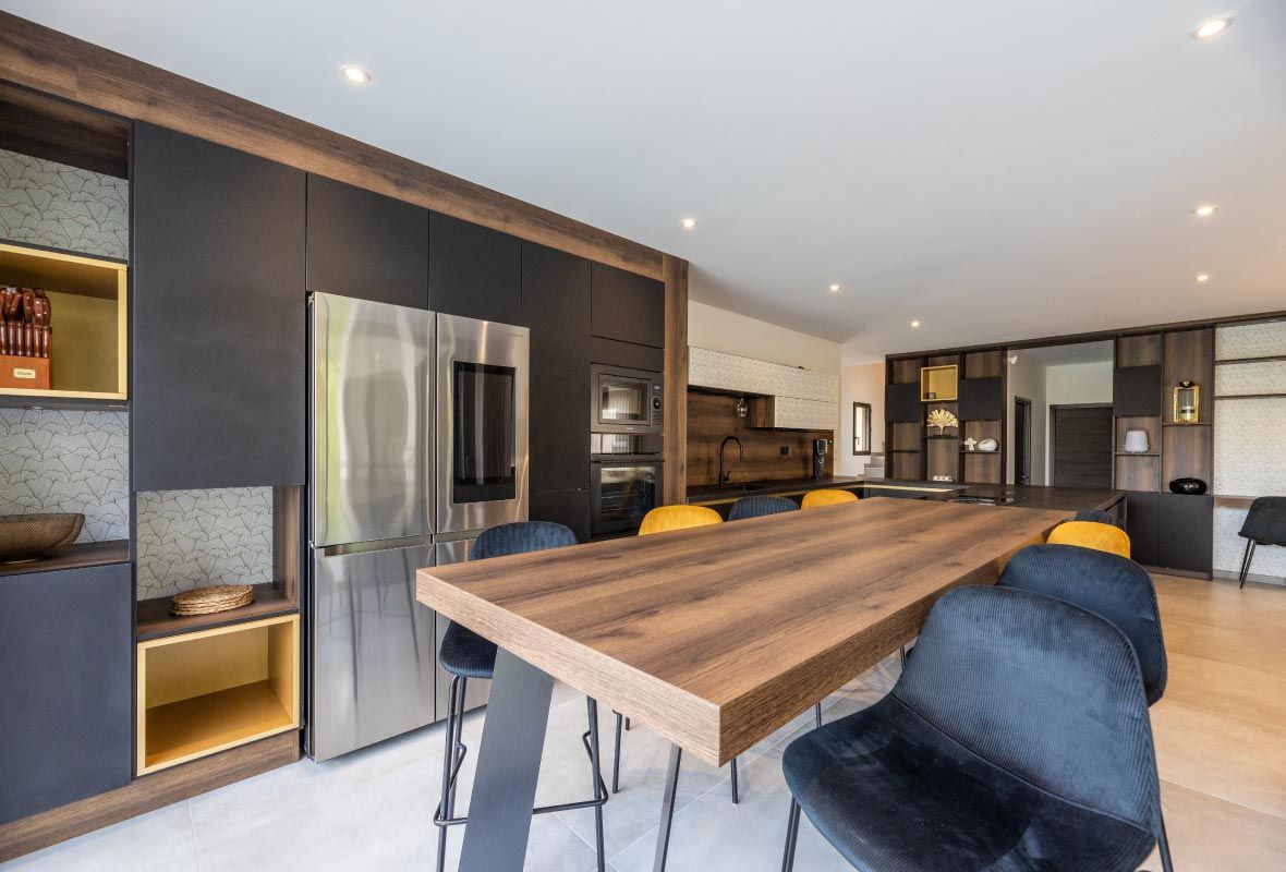 Vue de la cuisine côté fenêtre de la villa louable au sud de la corse