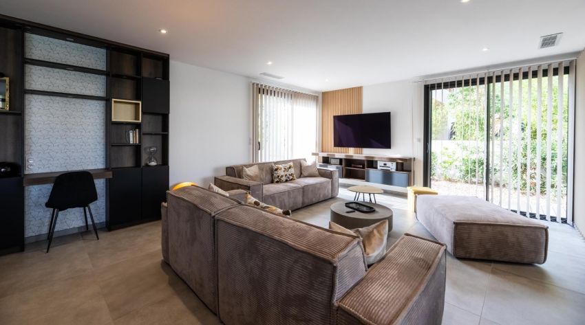 Vue large du salon de la villa en location