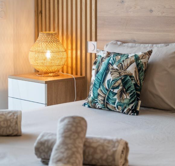 Zoom sur la lampe de chevet d'une des chambres de la villa en Corse du sud