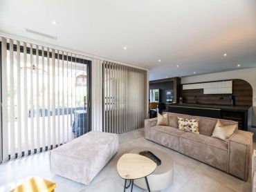 Vue du salon de la villa en location en corse du sud